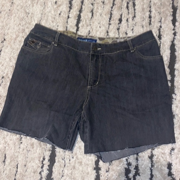 dark washed distressed cut off shorts by avenue jeans size 14 in women’s - Picture 1 of 3